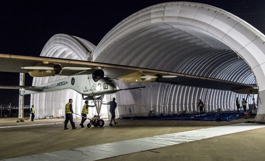 Across America 2013: 3rd leg from Dallas Fort Worth to Lambert - St. Louis. Solar Impulse HB-SIA being secured inside mobile hangar © Solar Impulse |Revillard| Rezo.ch 